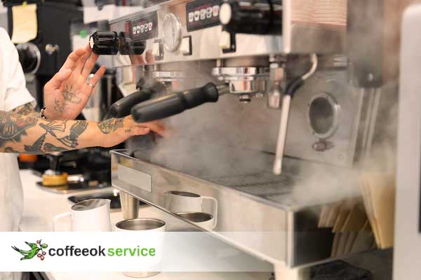 Кавомашина гуде, шумить, свистить