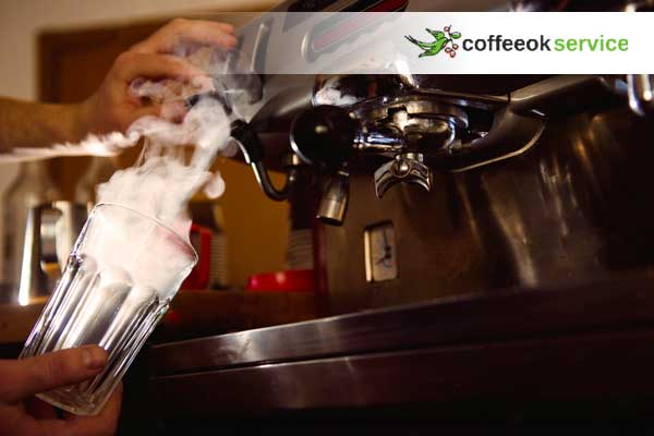 Кофемашина сбрасывает кофе