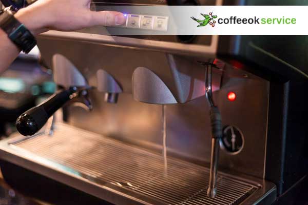 Кавомашина зливає каву в піддон