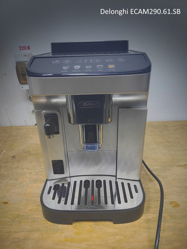 Кофемашина Delonghi течет снизу
