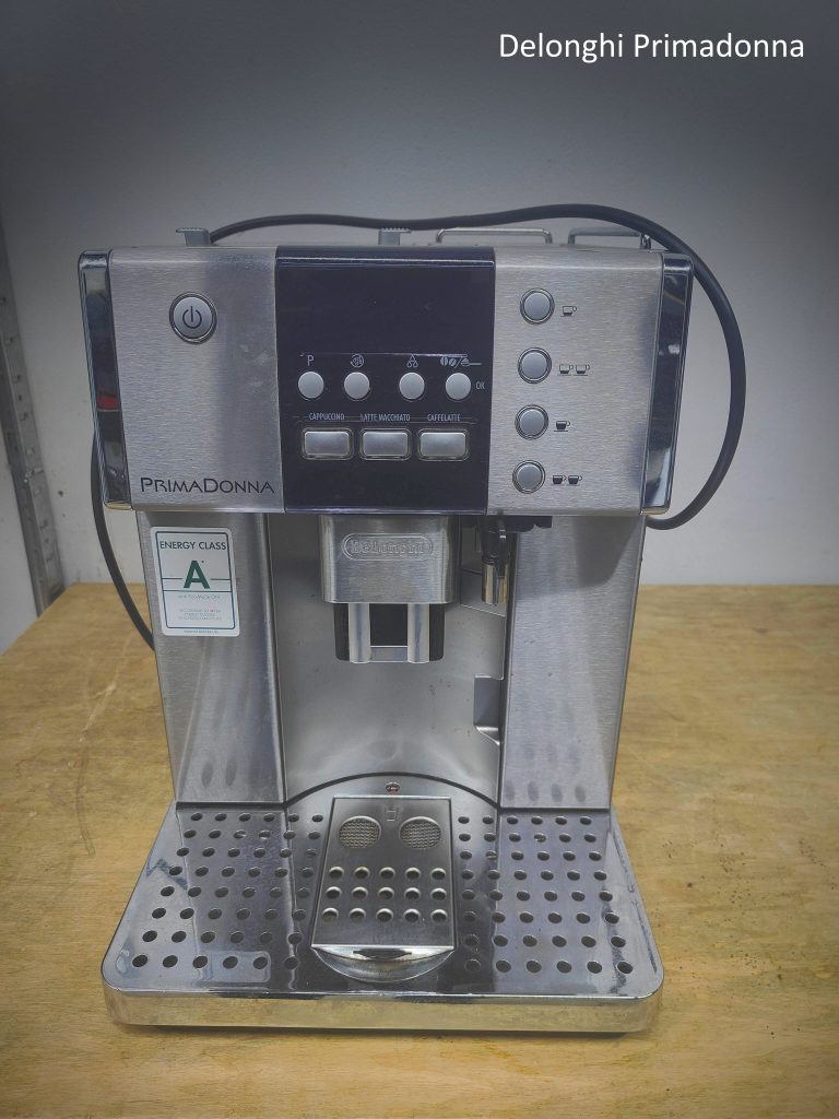 В кофемашине Delonghi жмых проходит мимо контейнера